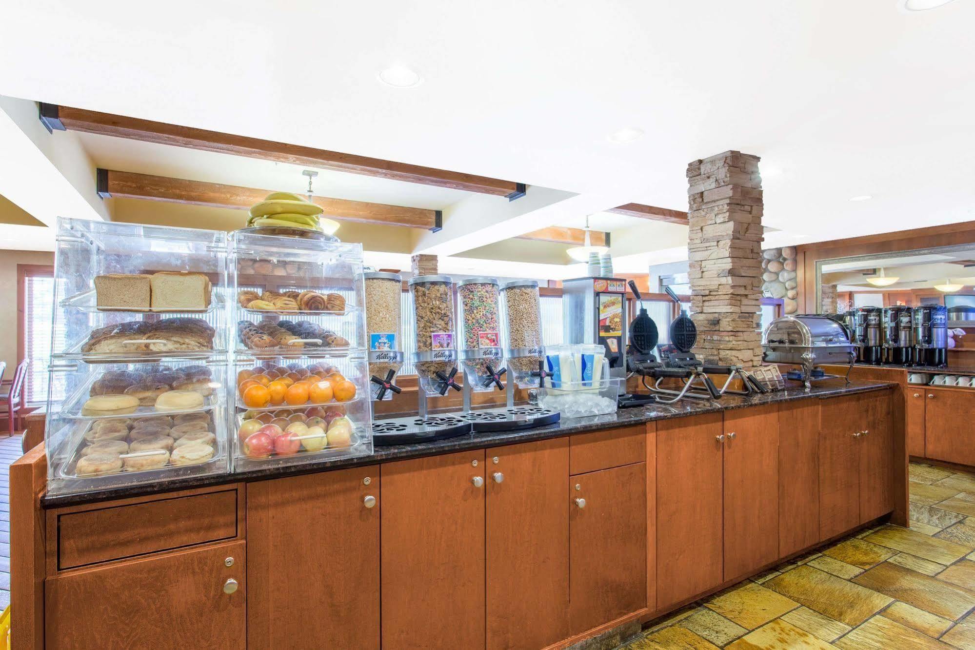 Canmore Inn & Suites Eksteriør bilde
