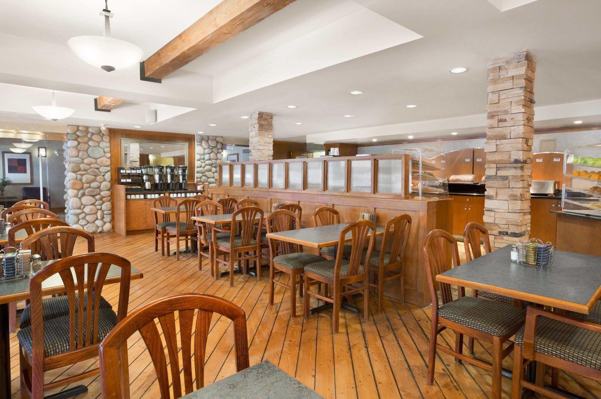 Canmore Inn & Suites Eksteriør bilde